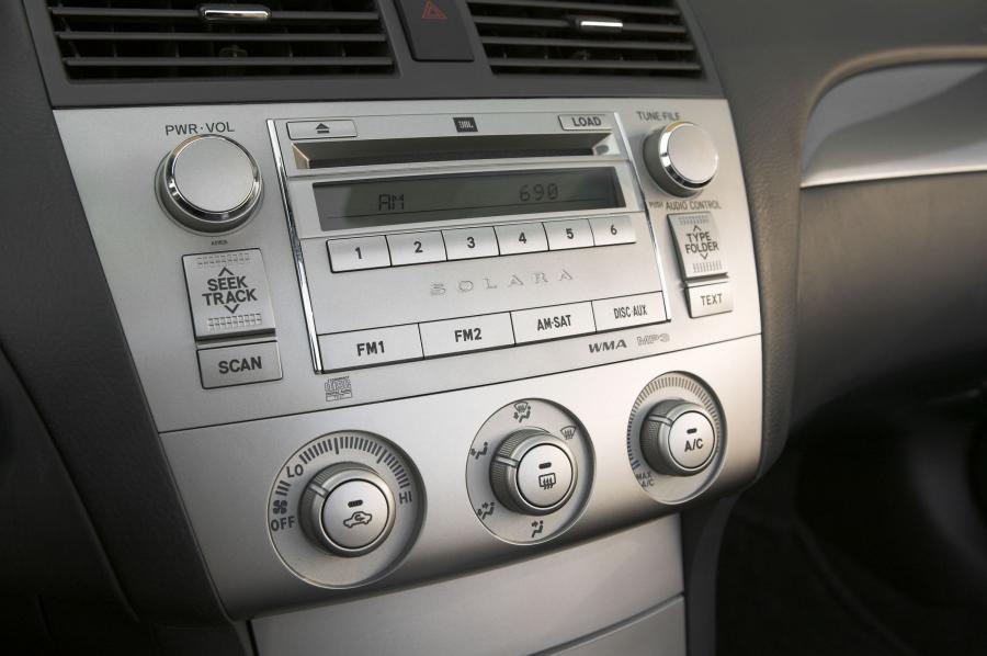 Детали интерьера Toyota Camry Solara Sport Convertible 2006 года  (фото 17 из 24)
